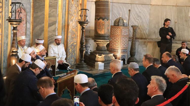 İstanbul'un Fethi için Ayasofya Camii'nde mevlit programı