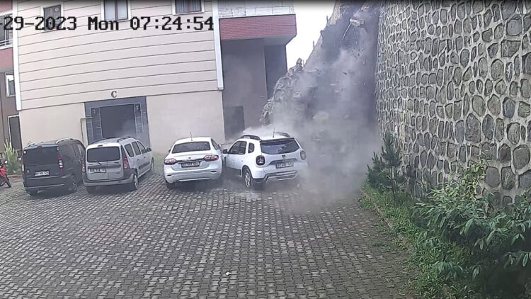 İstinat duvarı araçların üzerine yıkıldı