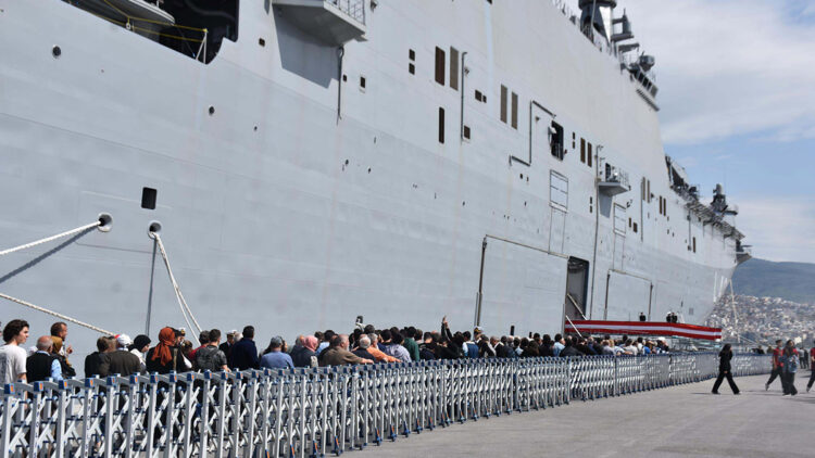 İzmir'de TCG Anadolu'ya yoğun ilgi