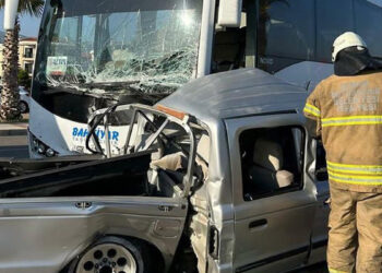 İzmir'de servis midibüsüyle kamyonet çarpıştı; 1 ölü, 6 yaralı