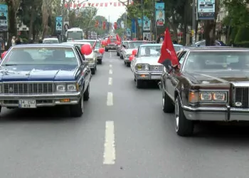 Kadıköy'de 104 klasik otomobille 104. Yıl konvoyu 