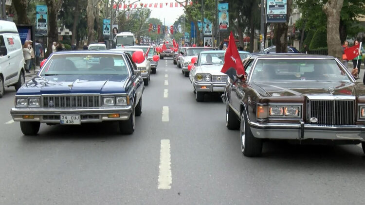 Kadıköy'de 104 klasik otomobille 104. yıl konvoyu 