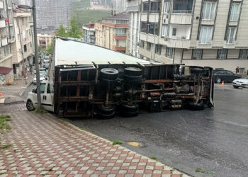 Kağıt yüklü kamyon aracın üzerine böyle devrildi