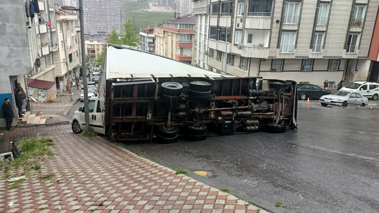 Kağıt yüklü kamyon aracın üzerine böyle devrildi