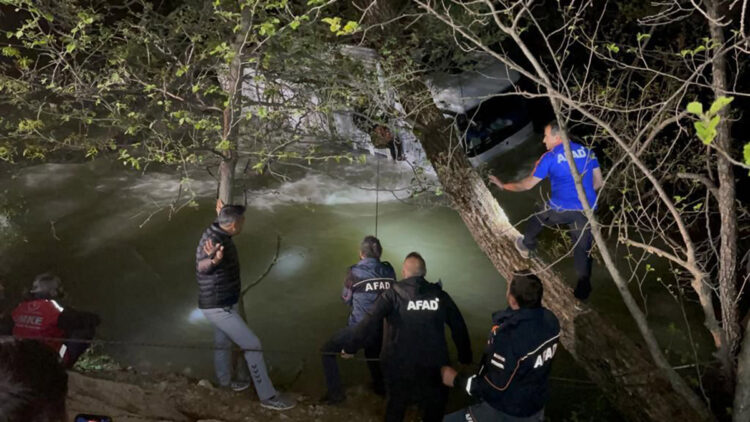 Kamyon Munzur Çayı'na uçtu; 2 kişi kurtarıldı