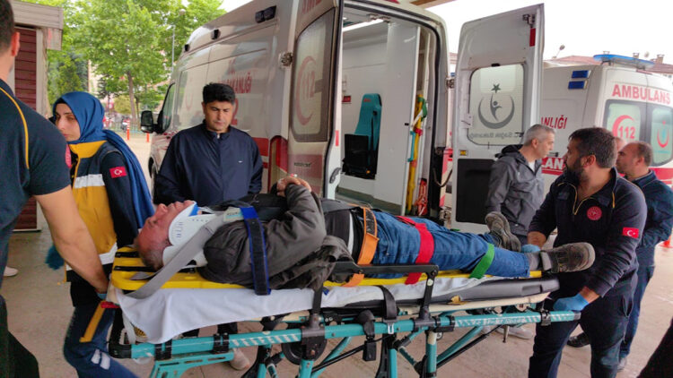 Kamyonun çarptığı servisdeki 7 işçi yaralandı