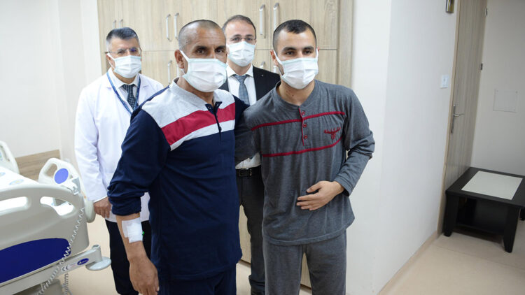 Karaciğerini bağışladığı babasına hayat verdi