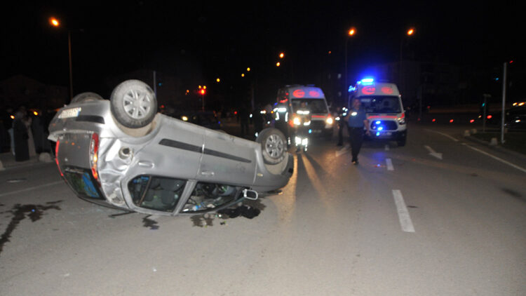Karaman'da iki otomobil kavşakta çarpıştı: 6 yaralı 