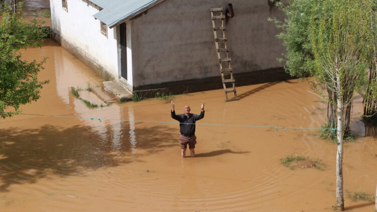 Karlıova'da sağanak; Köy göle döndü