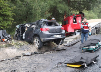 Karşı şeride geçen TIR, otomobili biçti: 4 ölü