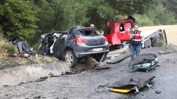 Karşı şeride geçen TIR, otomobili biçti: 4 ölü
