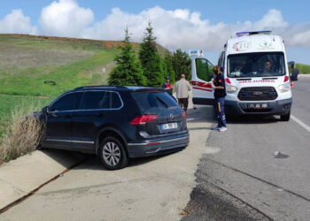 Karşı şeride geçen otomobil su kanalına girdi: 4 yaralı