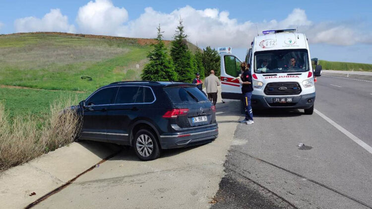 Karşı şeride geçen otomobil su kanalına girdi: 4 yaralı