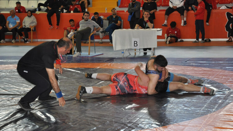 Kars'ta Okul Sporları Güreş Yarışması tamamlandı