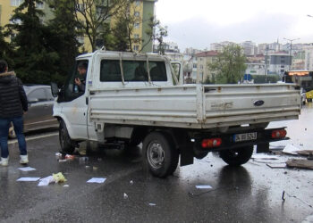Kartal'da kamyonet refüje çarptı: 1 yaralı