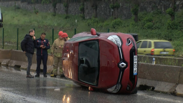 Kartal'da su birikintisine giren otomobil devrildi  