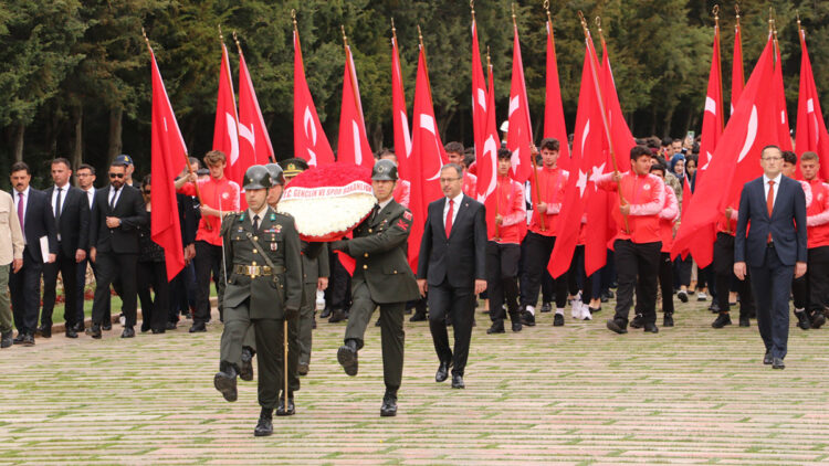 Kasapoğlu'ndan gençler ve sporcularla Anıtkabir'e ziyaret
