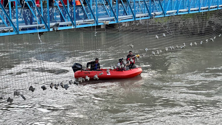 Kayıp 3 genç için 10 milyon metreküp su boşaltıldı