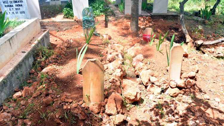 Kazada ölen sağlıkçı ve kızı yan yana toprağa verildi