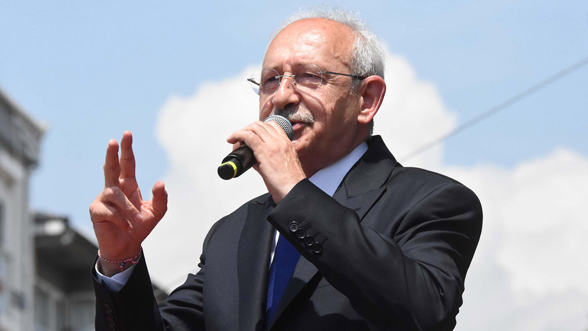 CHP Genel Başkanı ve Millet İttifakı’nın cumhurbaşkanı adayı Kemal Kılıçdaroğlu, "Mücadele edeceğiz. Çalışacağız, kazanacağız. Güzel Türkiye'de kol kola, birlikte, birleşe birleşe kazanacağız. Hiç kimse şah değil, hiç kimse padişah değil. Hepimiz halkız, halk" dedi.
