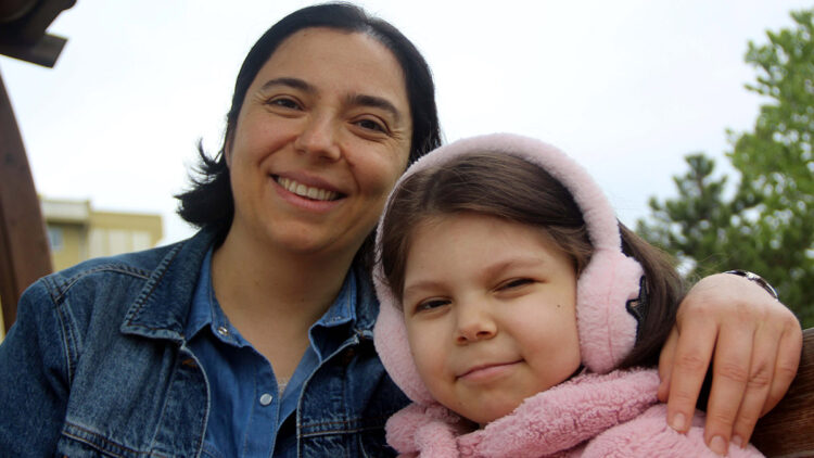 Kızına böbreğini bağışlayarak hayatını kurtardı