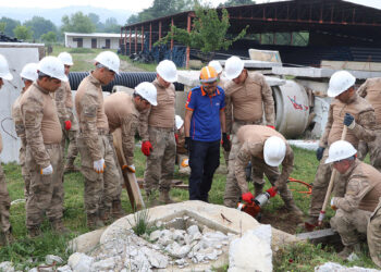 Komandolara enkazda arama-kurtarma eğitimi