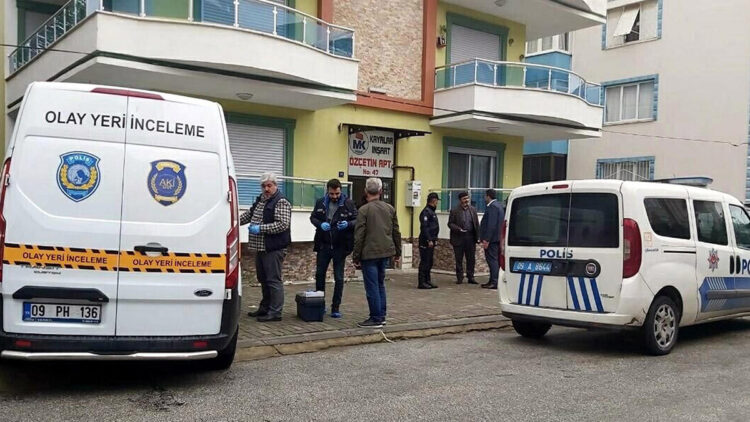 Komşuların baygın bulduğu Adanur öldü