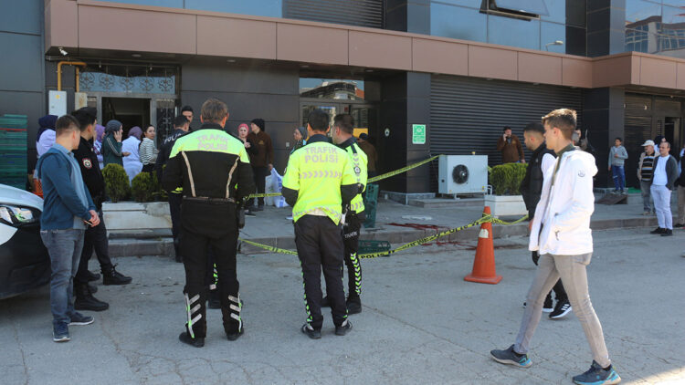 Komşusu ve eski eşinin patronunu öldürdü