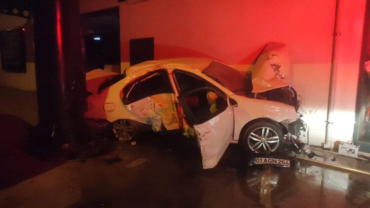 Kontrolden çıkan otomobil duvara çarptı: 5 yaralı