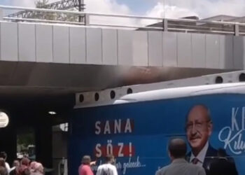 Köprüye sıkışan CHP seçim otobüsü kurtarıldı