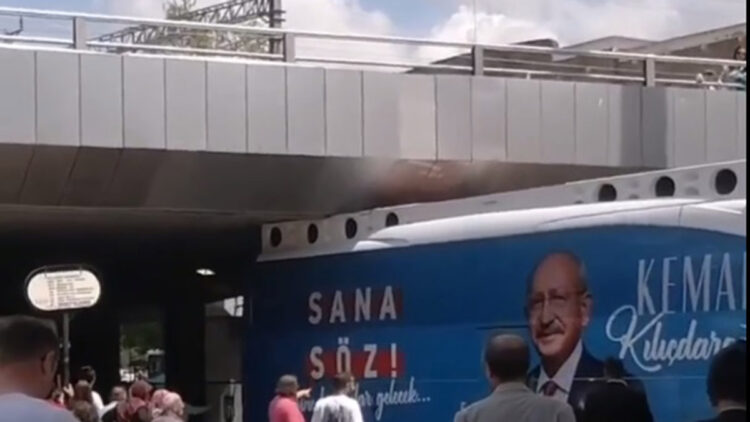 Köprüye sıkışan CHP seçim otobüsü kurtarıldı