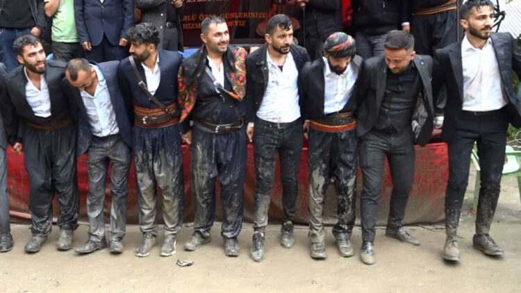 Köydeki düğünde sağanağa aldırmadan halay çektiler