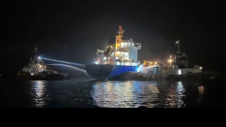 Küçükçekmece açıklarında tankerde yangın çıktı