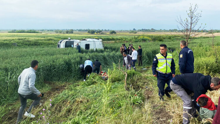 Lastiği patlayan servis minibüsü takla attı; 8 yaralı