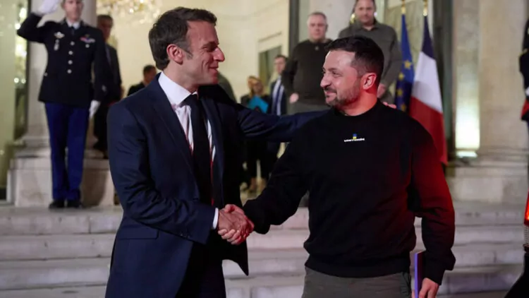 Macron ve zelenski paris’te bir araya geldi