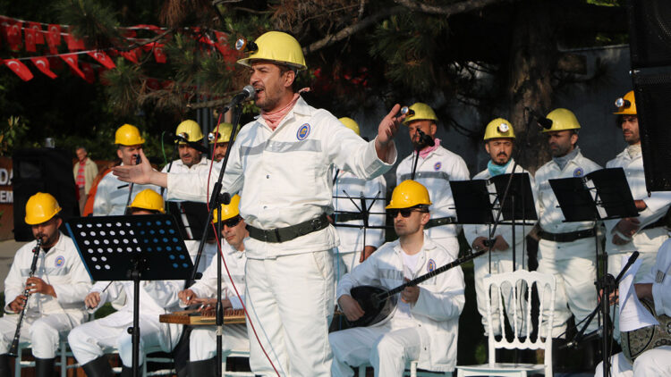 Madenci korosu konser verdi