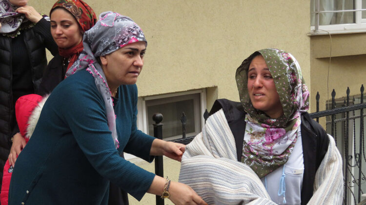 Maltepe'de bina yangınında can pazarı