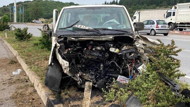 Manisa'da 3 aracın karıştığı kaza: 12 yaralı