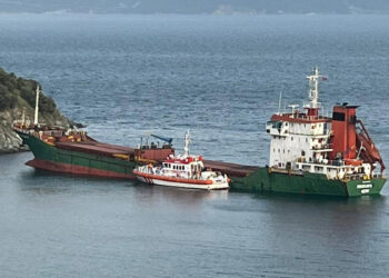 Marmara Adası açıklarında karaya oturan gemi kurtarıldı