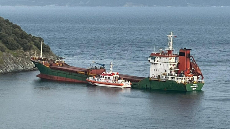 Marmara Adası açıklarında karaya oturan gemi kurtarıldı