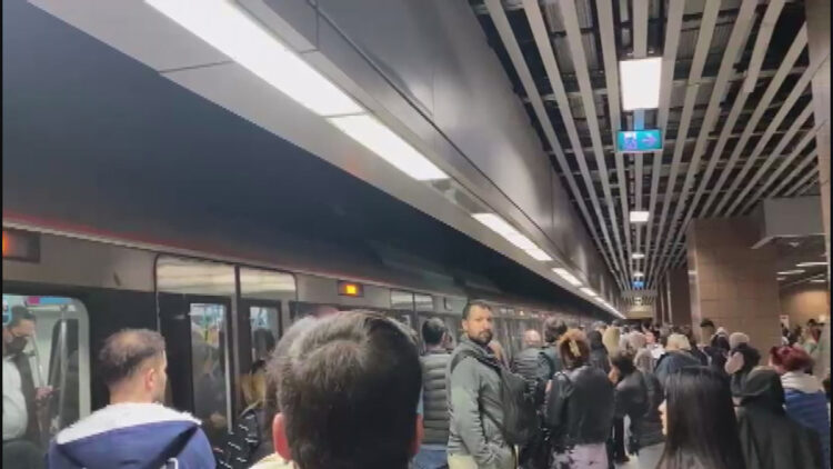 Marmaray'da intihar girişimi; seferler aksadı