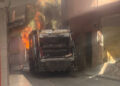 Maskeli 2 kişi, çöp kamyonunu benzin döküp yaktı