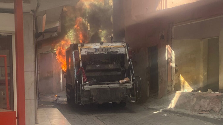 Maskeli 2 kişi, çöp kamyonunu benzin döküp yaktı