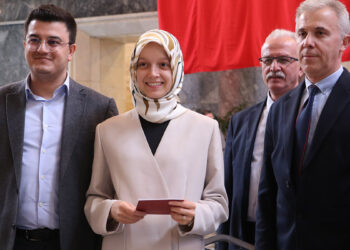 Meclisin en genç milletvekili kaydını yaptırdı