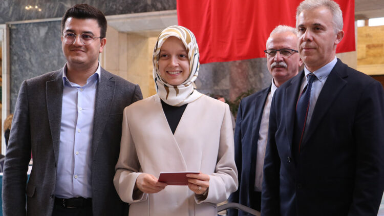 Meclisin en genç milletvekili kaydını yaptırdı 
