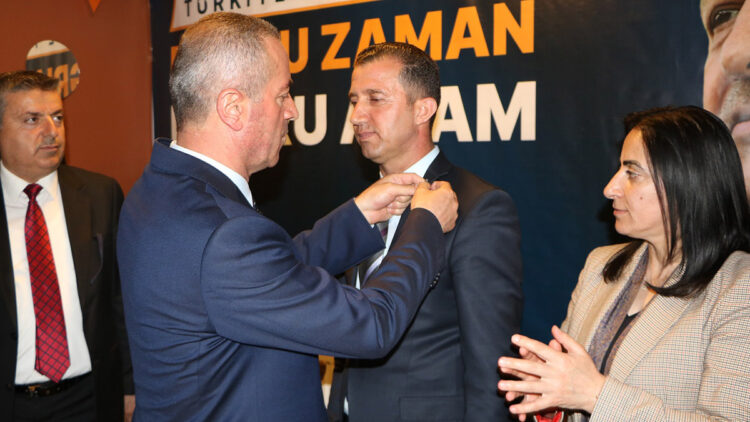 Memleket Partisi Hakkari İl Başkanı, AK Parti'ye katıldı
