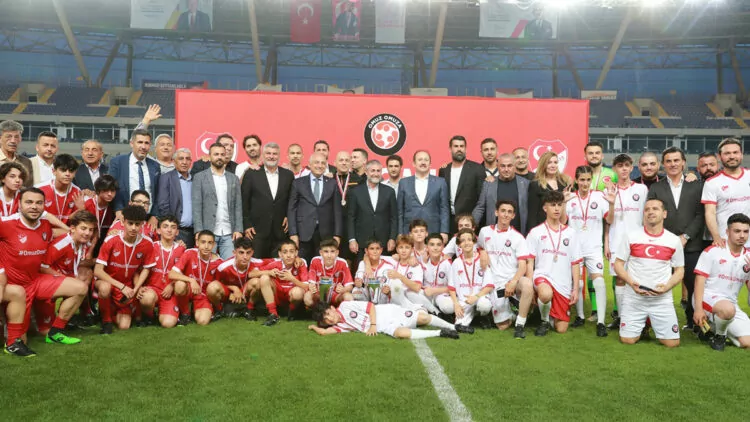Mersin stadyumu'nda 'omuz omuza gösteri maçı'