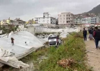 Mersin'de kuvvetli rüzgar, seraları yıktı