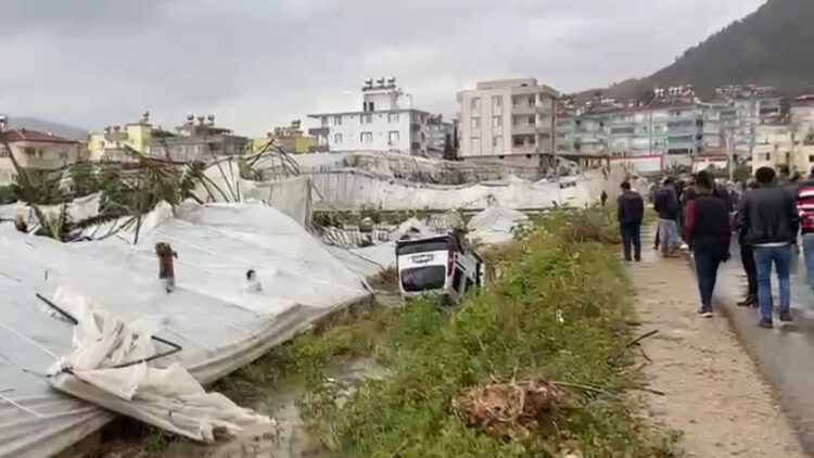 Mersin'de kuvvetli rüzgar, seraları yıktı