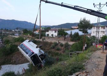 Mersin’de okul servisi şarampole yuvarlandı: 7 yaralı